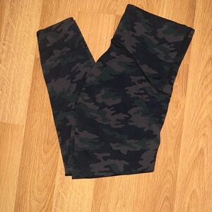 SPANX Booty Boost® Active Camo 7/8 Leggings
Black Camo / M